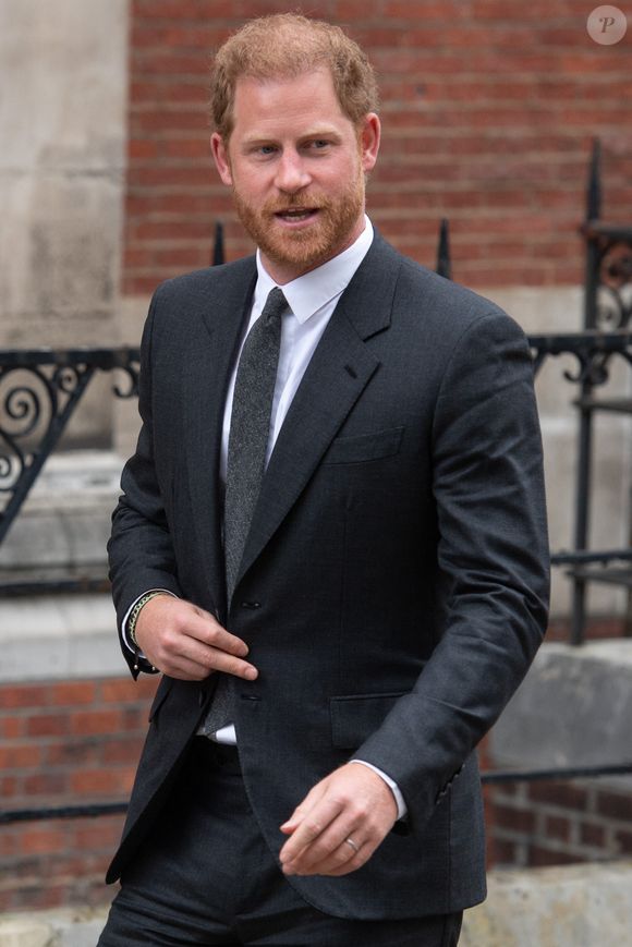 Le prince Harry, duc de Sussex - D.Furnish et le duc de Sussex, quittent le procès contre l'éditeur du journal "Daily Mail" à Londres, le 30 mars 2023. Parmi les plaignants, accusant le quotidien d'avoir obtenu des informations illégalement, figurent E.John, représenté ce jour-là par son mari, D.Furnish, et L.Hurley. Avalon/Panoramic/Bestimage