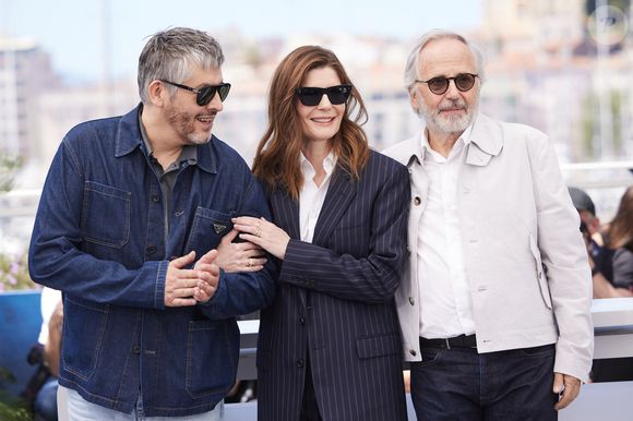 Le réalisateur Christophe Honoré, Chiara Mastroianni, Fabrice Luchini - Photocall du film "Marcello Mio" (Compétition) lors du 77ème Festival International du Film de Cannes (14 - 25 mai 2024), le 22 mai 2024. 
© Moreau / Jacovides / Bestimage