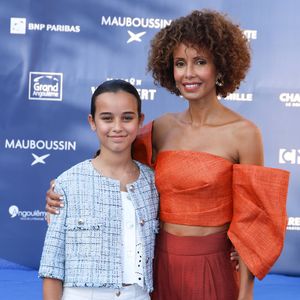 "Mes filles avaient envie que je sois heureuse à nouveau. Aujourd’hui, elles me voient surtout apaisée" indique Sonia Rolland à "Télé Loisirs"

Sonia Rolland et sa fille Kahina qui joue aussi sa fille dans son film "Un destin inattendu" - Arrivées sur le tapis bleu de la 16ème édition du festival du film francophone de Angoulême le 24 août 2023.

© Coadic Guirec / Bestimage