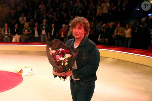 Exclusif - Alex Lutz salut à son public après 2h30 de show lors de la Première représentation de son Spectacle « Sexe, grog et rocking chair », au Cirque d'hiver à Paris, France, le 4 Avril 2025.  © Bertrand Rindoff/Bestimage