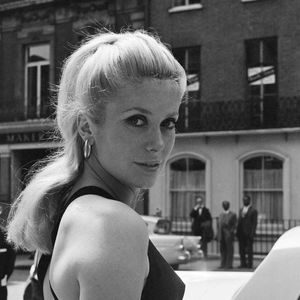 Catherine Deneuve, actrice française et star du film d'horreur psychologique britannique Répulsion, dont la première a lieu ce soir au cinéma Rialto, pose pour des photos dans Conduit Street, Londres, jeudi 10 juin 1965. Catherine Deneuve est arrivée à l'aéroport de Londres Heathrow plus tôt dans la journée. Photo par Alamy/ABACAPRESS.COM