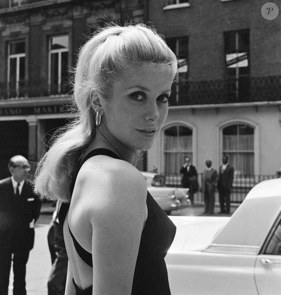 Catherine Deneuve, actrice française et star du film d'horreur psychologique britannique Répulsion, dont la première a lieu ce soir au cinéma Rialto, pose pour des photos dans Conduit Street, Londres, jeudi 10 juin 1965. Catherine Deneuve est arrivée à l'aéroport de Londres Heathrow plus tôt dans la journée. Photo par Alamy/ABACAPRESS.COM