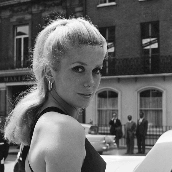Catherine Deneuve, actrice française et star du film d'horreur psychologique britannique Répulsion, dont la première a lieu ce soir au cinéma Rialto, pose pour des photos dans Conduit Street, Londres, jeudi 10 juin 1965. Catherine Deneuve est arrivée à l'aéroport de Londres Heathrow plus tôt dans la journée. Photo par Alamy/ABACAPRESS.COM