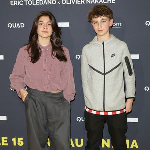 Le rôle principal de Vincent est tenu par Simon Boublil. Pour sa première fois en tête d'affiche, le jeune garçon impressionne d'ailleurs par sa justesse.
Jeanne Lamartine et Simon Boublil - Première du film "Juste une illusion" au cinéma Le Grand Rex à Paris le 22 mars 2026.
© Coadic Guirec/Bestimage