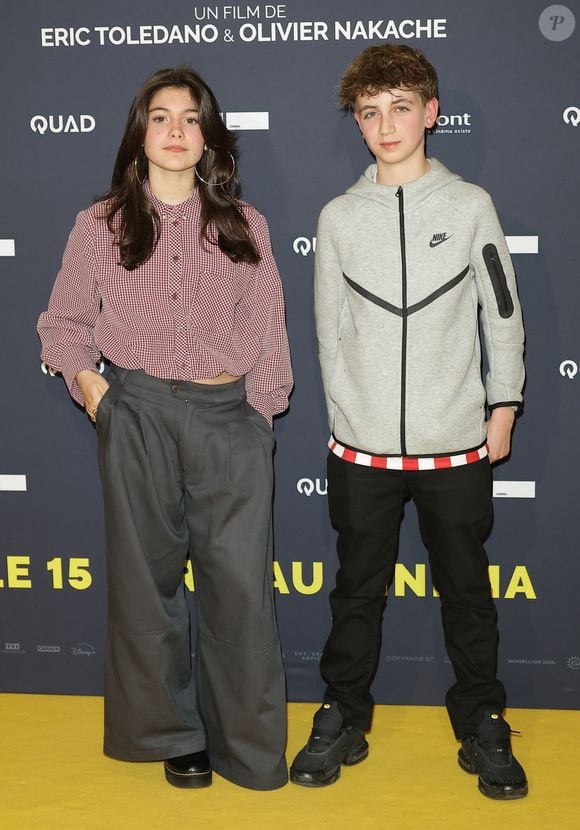 Le rôle principal de Vincent est tenu par Simon Boublil. Pour sa première fois en tête d'affiche, le jeune garçon impressionne d'ailleurs par sa justesse. 

Jeanne Lamartine et Simon Boublil - Première du film "Juste une illusion" au cinéma Le Grand Rex à Paris le 22 mars 2026. 

© Coadic Guirec/Bestimage