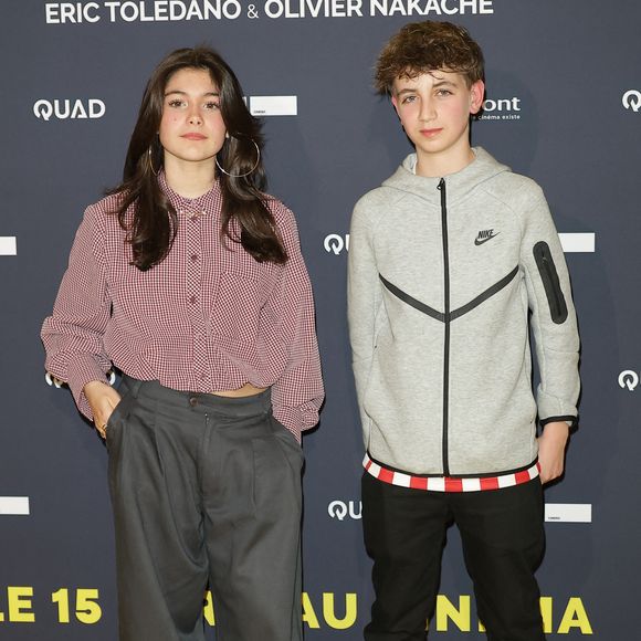 Le rôle principal de Vincent est tenu par Simon Boublil. Pour sa première fois en tête d'affiche, le jeune garçon impressionne d'ailleurs par sa justesse. 

Jeanne Lamartine et Simon Boublil - Première du film "Juste une illusion" au cinéma Le Grand Rex à Paris le 22 mars 2026. 

© Coadic Guirec/Bestimage