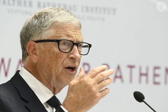 Bill Gates reçoit le prix Rathenau dans l'atrium de la Deutsche Bank à Berlin, le 23 juin 2025. 
© PsnewZ / Bestimage