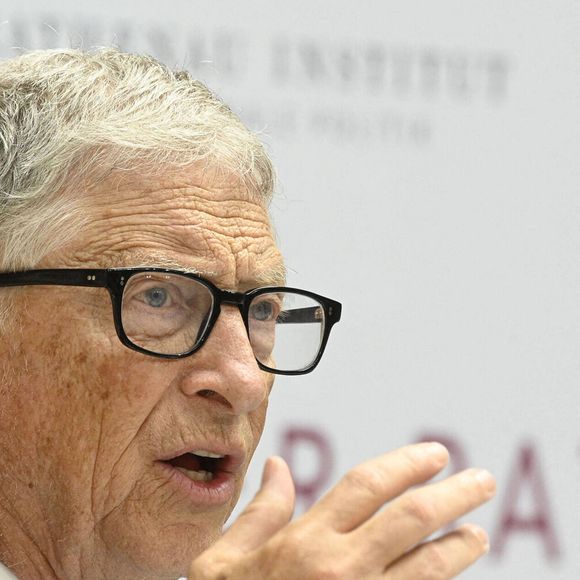 Bill Gates reçoit le prix Rathenau dans l'atrium de la Deutsche Bank à Berlin, le 23 juin 2025. 
© PsnewZ / Bestimage