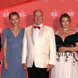 "Depuis ce jour, tu as dirigé Monaco avec sagesse, courage et détermination", a-t-elle salué devant deux autres membres de la famille Grimaldi, Camille Gottlieb et Louis Ducruet.

La princesse Charlene, le prince Albert II de Monaco et Camille Gottlieb au 76ème Bal de la Croix Rouge dans la salle des Etoiles à Monaco le 12 juillet 2025.

© Claudia Albuquerque/Bestimage