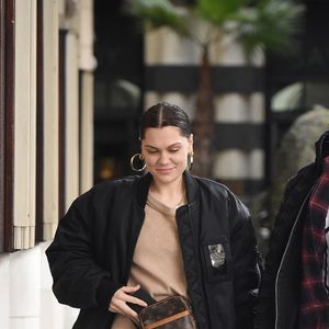 Elle a donc du annuler sa tournée en Europe et en Amérique.  

Channing Tatum et Jessie J se promènent main dans la main dans les rues de Londres le 14 mars 2019. © Backgrid UK/ Bestimage