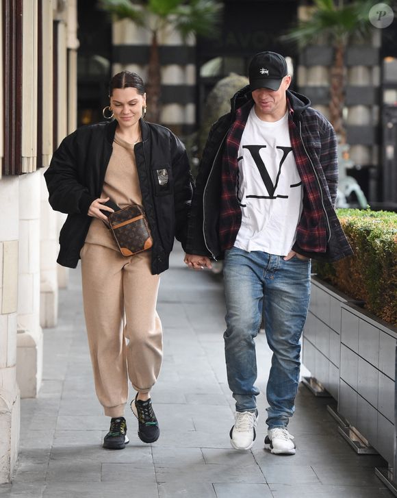 Elle a donc du annuler sa tournée en Europe et en Amérique.  

Channing Tatum et Jessie J se promènent main dans la main dans les rues de Londres le 14 mars 2019. © Backgrid UK/ Bestimage