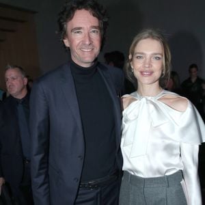 Natalia Vodianova estime que les femmes subissent davantage de pression sur ce sujet.
Antoine Arnault et sa femme Natalia Vodianova au Front Row du défilé Christian Dior Collection Femme Prêt-à-Porter Printemps/Eté 2026 lors de la Fashion Week de Paris (PFW), dans le Jardin des Tuileries, à Paris, France, le 1er octobre 2025. © Bertrand Rindoff/Bestimage