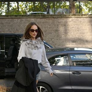 Après les expos sur Matisse ou encore la visite de la Fondation Louis Vuitton, l'actrice prouve qu'elle est une véritable dénicheuse de bons plans culturels dans la capitale.

Natalie Portman arrive au cinéma UGC Cinté Cité à Paris, le 12 octobre 2025, pour l'avant-première d'"Arco".

© Yehiel Chekroune / Bestimage