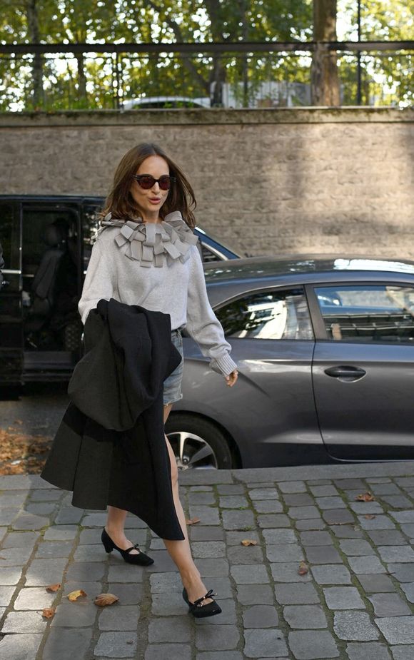 Après les expos sur Matisse ou encore la visite de la Fondation Louis Vuitton, l'actrice prouve qu'elle est une véritable dénicheuse de bons plans culturels dans la capitale.

Natalie Portman arrive au cinéma UGC Cinté Cité à Paris, le 12 octobre 2025, pour l'avant-première d'"Arco".

© Yehiel Chekroune / Bestimage