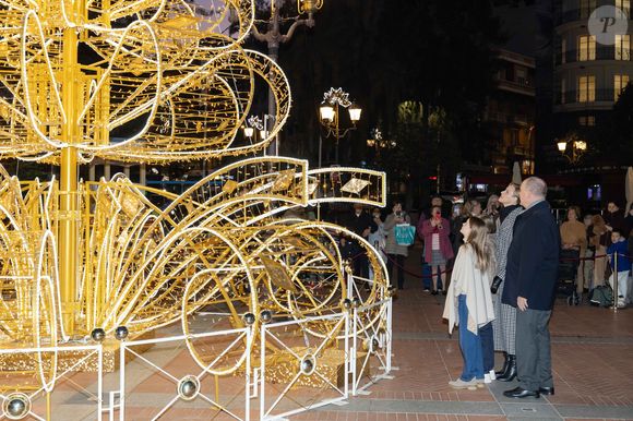 Le prince Albert II de Monaco, La princesse Charlène de Monaco, Le prince Jacques de Monaco, marquis des Baux, La princesse Gabriella de Monaco, comtesse de Carladès - La famille princière de Monaco lors du lancement des illuminations de Noël organisées par la municipalité de Monaco sur la Place d'Armes le 27 novembre 2025.
© Olivier Huitel / Pool / Bestimage