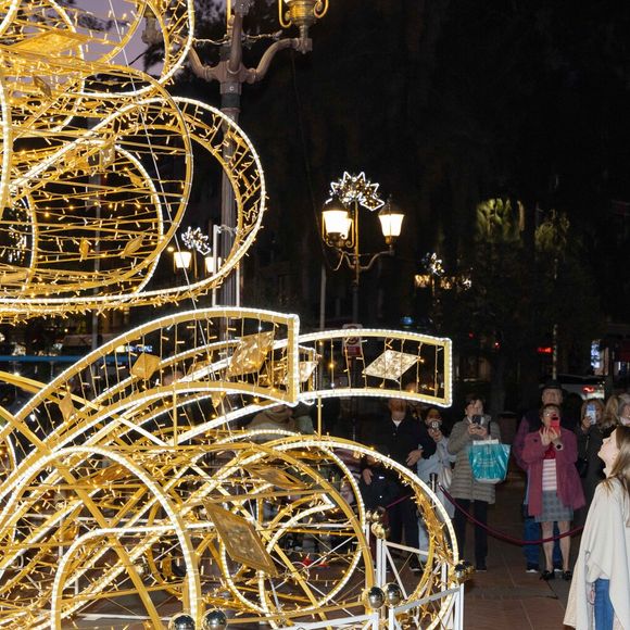 Le prince Albert II de Monaco, La princesse Charlène de Monaco, Le prince Jacques de Monaco, marquis des Baux, La princesse Gabriella de Monaco, comtesse de Carladès - La famille princière de Monaco lors du lancement des illuminations de Noël organisées par la municipalité de Monaco sur la Place d'Armes le 27 novembre 2025.
© Olivier Huitel / Pool / Bestimage