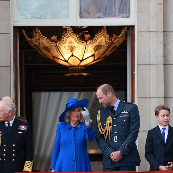 La famille royale britannique de nouveau touchée

La famille royale britannique assiste aux célébrations du 80ème anniversaire de la fin de la Seconde guerre mondiale (VE Day) au balcon de Buckingham Palace à Londres. Mirrorpix / Bestimage