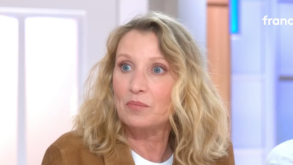 Alexandra Lamy écartée du nouveau projet de sa fille Chloé Jouannet contrairement à d’autres membres de la famille, elle réagit