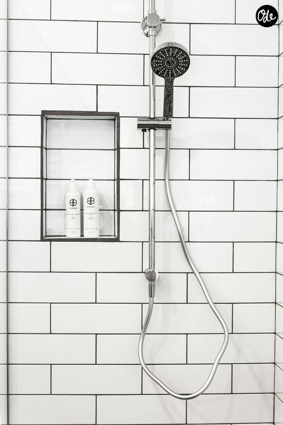 Ce produit a quelques euros est la solution miracle au calcaire dans la salle de bain.