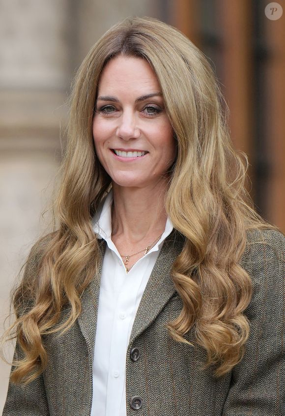 Le prince William, prince de Galles, et Catherine (Kate) Middleton, arborant des cheveux blonds, visitent les jardins, récemment transformés, du musée d'histoire naturelle à Londres, le 4 septembre 2025. © Julien Burton / Bestimage
