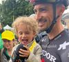 Pour sa plus grande joie, Julian Alaphilippe a été - une nouvelle fois - encouragé par sa compagne Marion Rousse et leur adorable fils Nino, né en 2021 !

Marion Rousse immortalise son compagnon Julian Alaphilippe et leur fils Nino (Capture d'écran Instagram - le 7 juillet 2025)