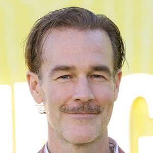 Le comédien s'est éteint paisiblement entouré des siens.

James Van Der Beek - Première de la série "Overcompensating" à Los Angeles, le 14 mai 2025. Photo par Broadimage / Bestimage