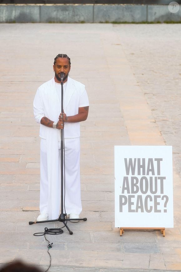 Exclusif - Slimane interprète sa nouvelle chanson "Résister" sur le parvis de Notre-Dame à Paris. Le 6 juin 2024
© Christophe Clovis / Bestimage