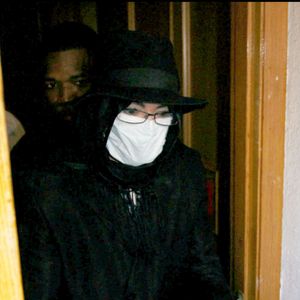 9 juin 2009, Beverly Hills. En tentant de quitter discrètement un centre médical par une porte dérobée, Michael Jackson est attendu par ses fans déjà rassemblés. © Fame Pictures / Bestimage