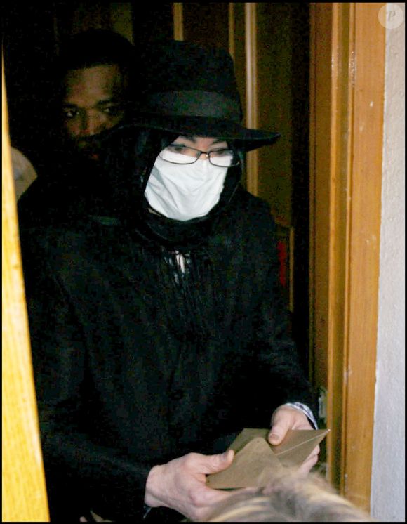9 juin 2009, Beverly Hills. En tentant de quitter discrètement un centre médical par une porte dérobée, Michael Jackson est attendu par ses fans déjà rassemblés. © Fame Pictures / Bestimage