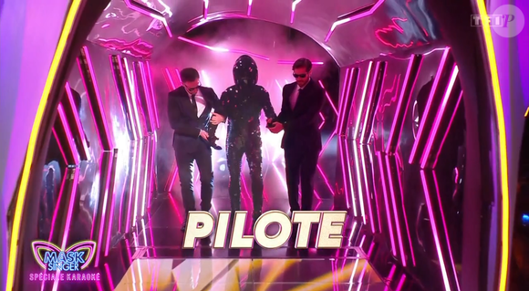 Avant de se démasquer puis de rejoindre Laurent Ruquier, Chantal Ladesou, Kev Adams et Elodie Poux.

Le Pilote dans "Mask Singer 7", capture d'écran TF1