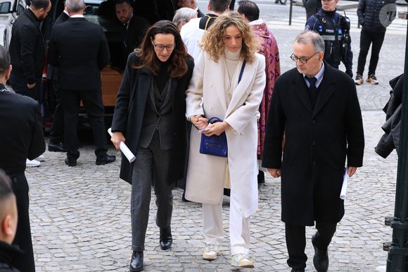 Clara Paban, Olivia Courbis arrivant à la cérémonie funéraire de Rolland Courbis à l'église de la Madeleine à Paris, France, le 14 janvier 2026. Rolland Courbis, ancien footballeur français, entraîneur et commentateur médiatique au franc-parler, est décédé à l'âge de 72 ans. Photo par Jerome Domine/ABACAPRESS.COM