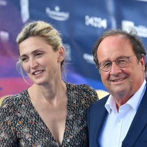 Julie Gayet et l'ancien président François Hollande assistent à l'avant-première de Le Proces Goldman dans le cadre du 16e Festival du film d'Angoulême le 25 août 2023 à Angoulême, France Photo by Franck Castel/ABACAPRESS.COM