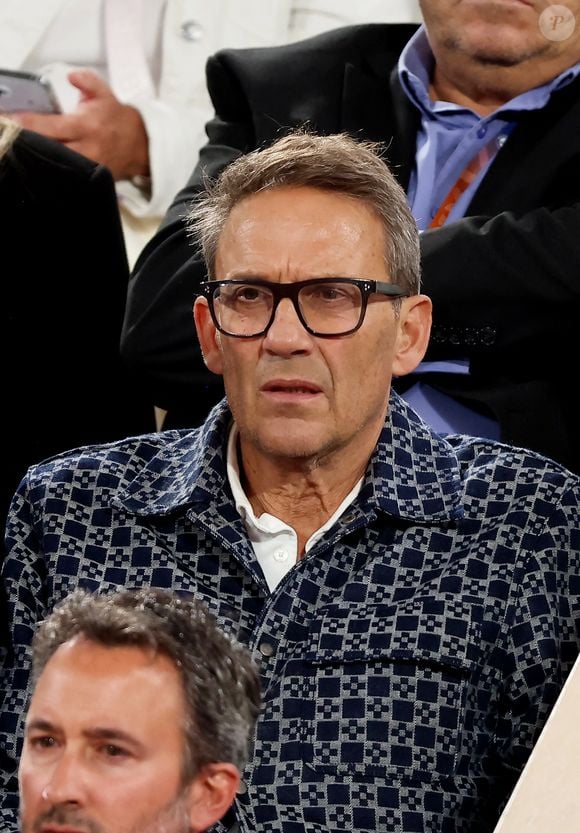 Julien Courbet dans les tribunes lors des Internationaux de France de Tennis de Roland Garros 2025, à Paris, France, le 27 mai 2025. © Jacovides-Moreau/Bestimage