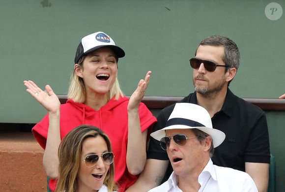Marion Cotillard, Guillaume Canet, Hugh Grant et sa femme Anna Eberstein dans les tribunes des Internationaux de France de Tennis de Roland Garros à Paris, le 10 juin 2018. © Jacovides/Moreau/Bestimage