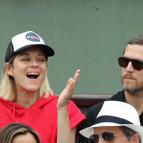 Marion Cotillard, Guillaume Canet, Hugh Grant et sa femme Anna Eberstein dans les tribunes des Internationaux de France de Tennis de Roland Garros à Paris, le 10 juin 2018. © Jacovides/Moreau/Bestimage