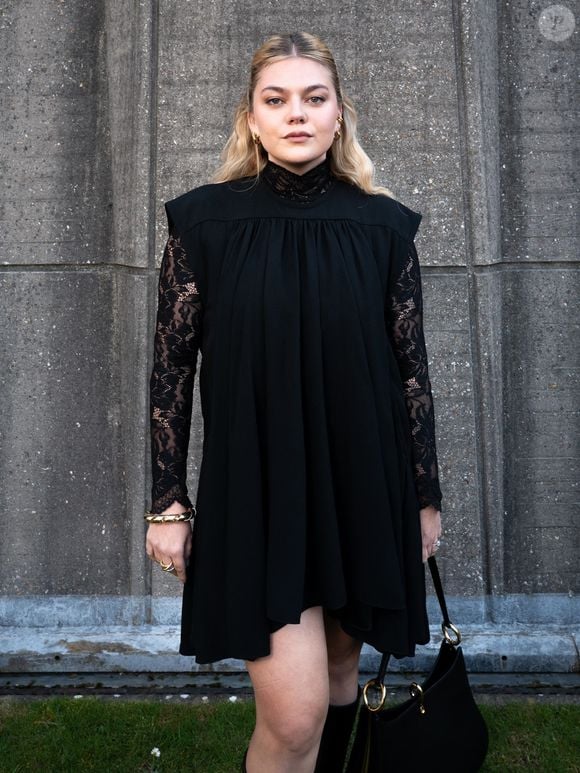 La chanteuse Louane (Louane Emera) au photocall du défilé Rabanne Mode Collection Prêt-à-Porter Automne/Hiver 2025-2026 lors de la Fashion Week de Paris (PFW) au siège de l'Unesco, à Paris, France, le 6 mars 2025. © Backgrid USA/Bestimage