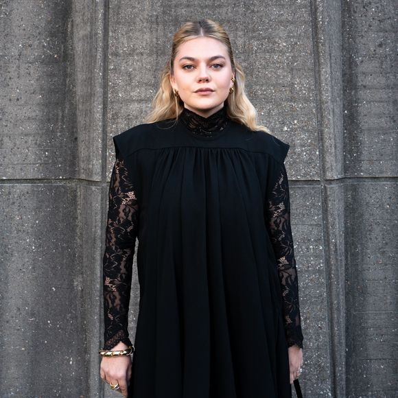 La chanteuse Louane (Louane Emera) au photocall du défilé Rabanne Mode Collection Prêt-à-Porter Automne/Hiver 2025-2026 lors de la Fashion Week de Paris (PFW) au siège de l'Unesco, à Paris, France, le 6 mars 2025. © Backgrid USA/Bestimage