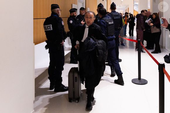 Dix prévenus, âgés de 41 à 65 ans, sont jugés depuis lundi pour cyberharcèlement à Paris.

Maître Jean Ennochi, avocat de Brigitte Macron - Dix personnes (huit hommes et deux femmes) sont jugées pour cyberharcèlement sexiste contre La Première Dame B.Macron au tribunal correctionnel de Paris, France, le 27 octobre 2025. A.Pourson-Atlan, publiciste de 41 ans, connu sur les réseaux sociaux sous le nom de "Zoé Sagan", est un des personnages-clés de cette affaire, dans laquelle il est défendu par maître, J.Branco. Cette campagne de haine en ligne, relayant la fausse information selon laquelle la femme du chef de l'Etat serait un homme transgenre, a poussé la première dame de France à porter plainte en août 2024. © Julien Sarkissian/Bestimage