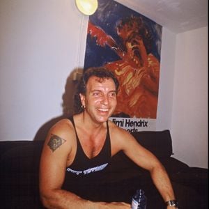 Bernard Lavilliers dans sa loge, avant son concert en 1985.