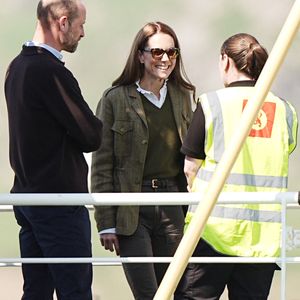 Le prince William et Kate Middleton, connus sous le nom de duc et duchesse de Rothesay lorsqu'ils sont en Écosse, rencontrent les responsables du service public de ferry ainsi que les membres de la communauté qui l'utilisent avant de prendre le ferry pour traverser l'eau jusqu'à l'île d'Iona, le dernier jour de la visite royale sur l'île de Mull, au Royaume-Uni, le 30 avril 2025. Photo par Chown Aaron/PA Photos/ABACAPRESS.COM