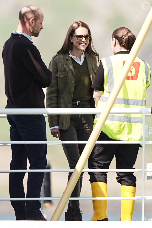 Le prince William et Kate Middleton, connus sous le nom de duc et duchesse de Rothesay lorsqu'ils sont en Écosse, rencontrent les responsables du service public de ferry ainsi que les membres de la communauté qui l'utilisent avant de prendre le ferry pour traverser l'eau jusqu'à l'île d'Iona, le dernier jour de la visite royale sur l'île de Mull, au Royaume-Uni, le 30 avril 2025. Photo par Chown Aaron/PA Photos/ABACAPRESS.COM