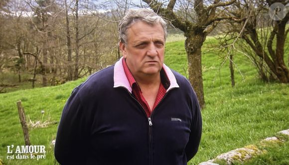 Laurent (L'amour est dans le pré) à la ferme avec ses prétendantes Laurence et Françoise.