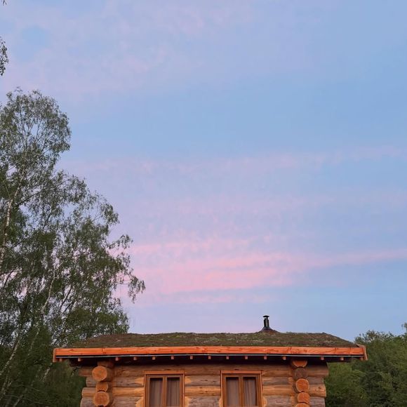 Vianney a terminé la construction de sa cabane en bois en pleine forêt et montre le résultat sur Instagram le 12 avril 2026.