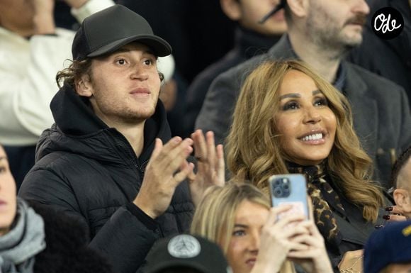 Ouvrir un concert au Stade de France devant 80 000 personnes marque donc un tournant décisif dans sa jeune carrière. 

Cathy Guetta et son fils Tim Elvis Guetta dans les tribunes lors du match de Ligue des Champions opposant le Paris Saint-Germain au Tottenham Hotspur Football Club (5-3) au Parc des Princes à Paris, le 26 novembre 2025. © Cyril Moreau/Bestimage
