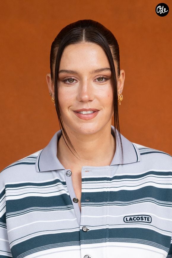 L'actrice oscille brillamment entre ses projets marquants au cinéma et sa vie de maman au quotidien.

Adèle Exarchopoulos lors des Internationaux de France de Tennis de Roland Garros 2026, à Paris, le 7 juin 2026. 

© Jacovides / Moreau / Bestimage