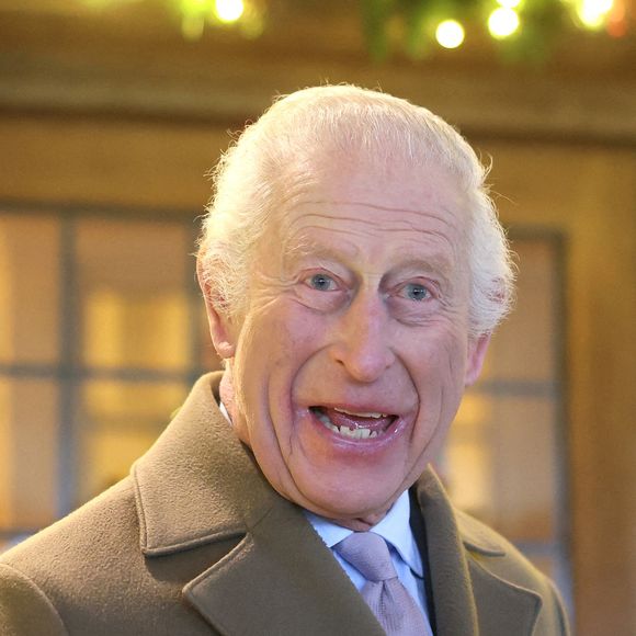 Harvinder Rattan, représentant sikh, a osé poser une question : « Comment allez-vous ? » . Le roi a répondu avec beaucoup d'humour : « Je suis toujours en vie », accompagné d’un sourire complice...

Le roi Charles III lors d'une visite à l'événement annuel Crafts at Christmas de la King's Foundation à Highgrove Gardens à Tetbury, au Royaume-Uni, le 13 décembre 2024. Photo par i-Images / ABACAPRESS.COM