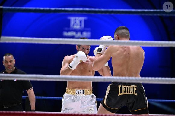Cyril Benzaquen remporte son combat lors de son Championnat du monde de Kickboxing 2026 au Grand Palais, à Paris, France, le 30 avril 2026. © Rachid Bellak/Bestimage