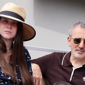 Elie Semoun et sa compagne Aude (enceinte) dans les tribunes lors des Internationaux de France de Tennis de Roland Garros 2025. Paris, le 1er Juin 2025. © Dominique Jacovides/Bestimage