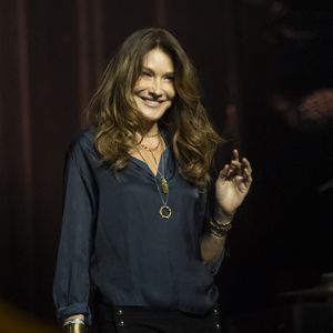 Afin de lui rendre hommage,

Carla Bruni - Scène du Gala de la Fondation Recherche Alzheimer placée sous le signe de l’émotion et du partage avec un concert unique sur le thème "2 générations chantent pour la 3ème" à l’Olympia à Paris le 17 mars 2025. © Olivier Borde - Bertrand Rindoff/Bestimage