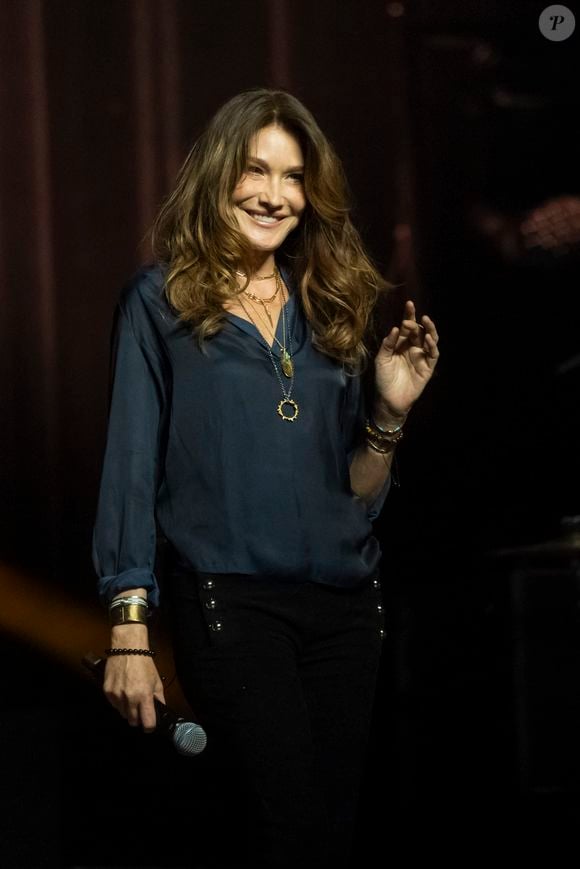 Afin de lui rendre hommage,
Carla Bruni - Scène du Gala de la Fondation Recherche Alzheimer placée sous le signe de l’émotion et du partage avec un concert unique sur le thème "2 générations chantent pour la 3ème" à l’Olympia à Paris le 17 mars 2025. © Olivier Borde - Bertrand Rindoff/Bestimage